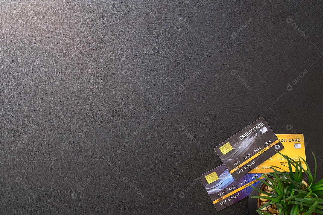 Cartão de crédito na vista superior do desktop
