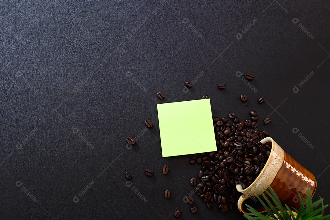 Vidro e grãos de café são colocados na vista superior da mesa