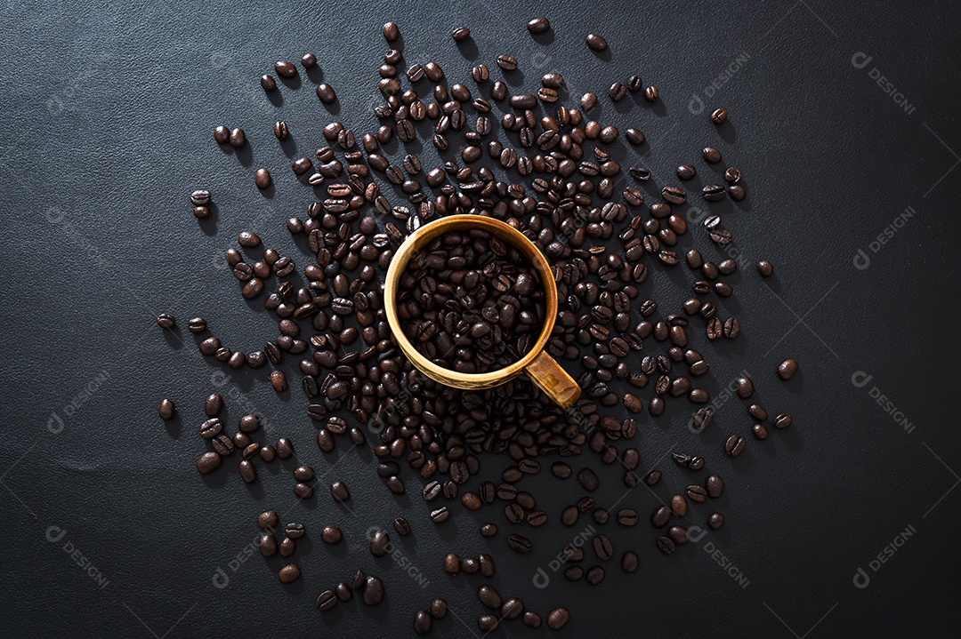 Vidro e grãos de café são colocados na vista superior da mesa