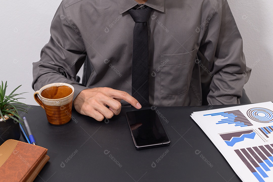 Pessoa de negócios usam smartphones em suas mesas