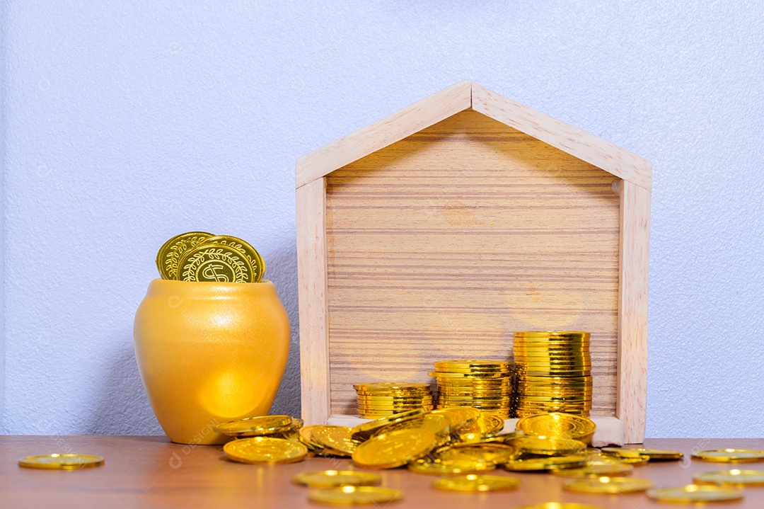 O conceito de casa da etapa de pilha de dinheiro economizando dinheiro cena de fundo branco