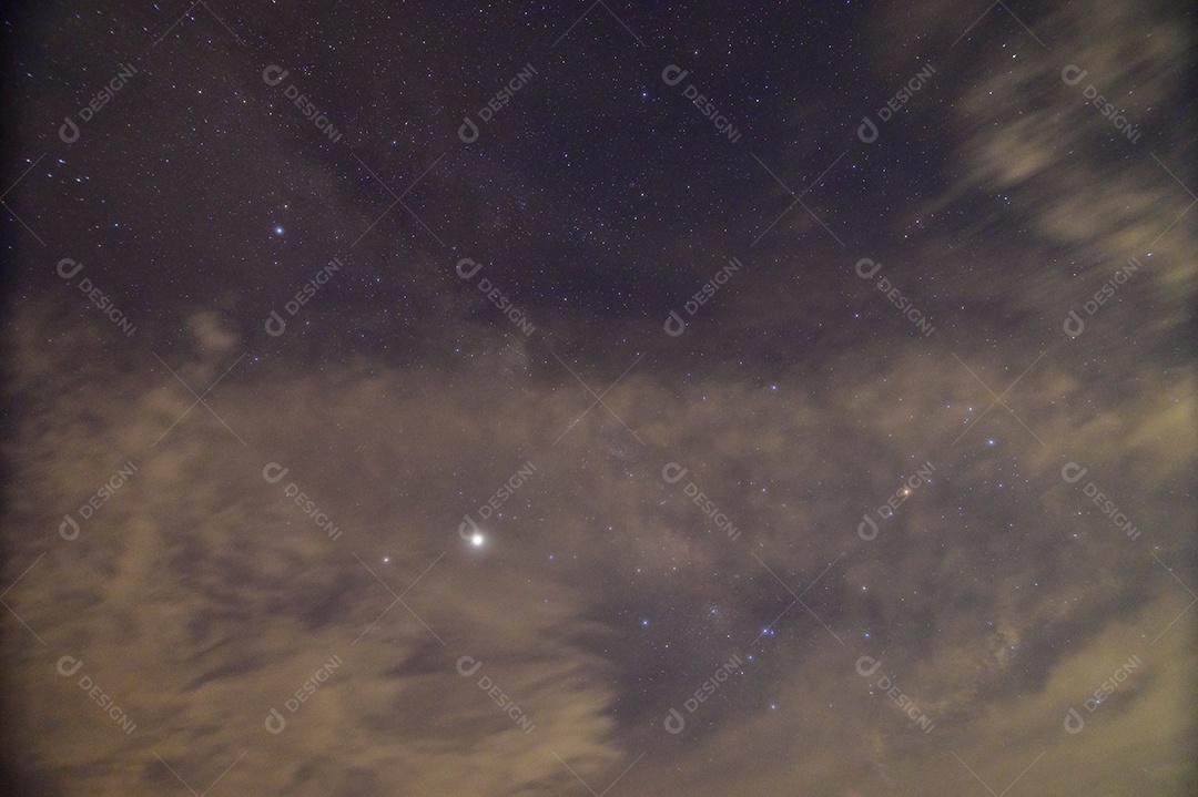 Céu e nuvens à noite