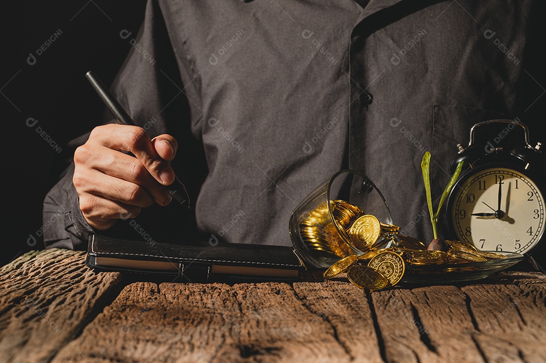 Os empresário estão prestes a fazer anotações sobre dinheiro em cadernos