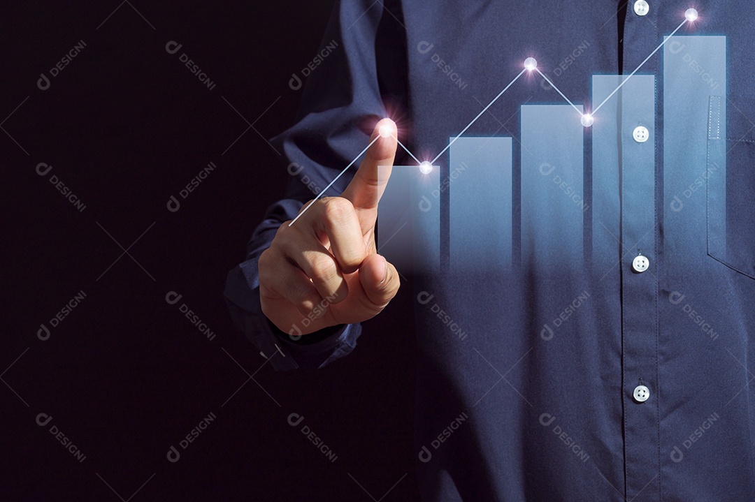 Um funcionário mostrando um gráfico de barra de crescimento de negócios