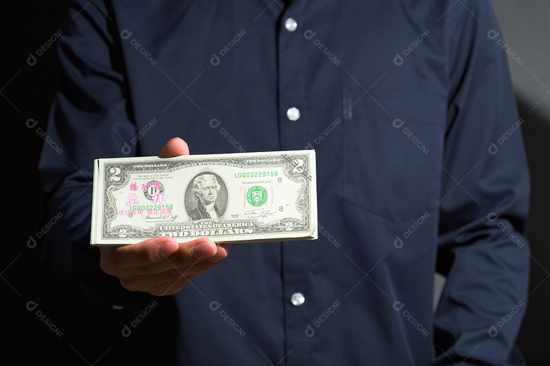 As pessoa que seguram as notas