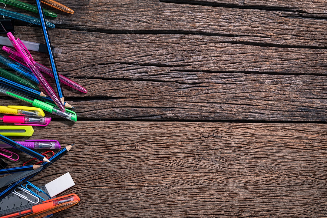 Artigos de papelaria na vista superior da mesa