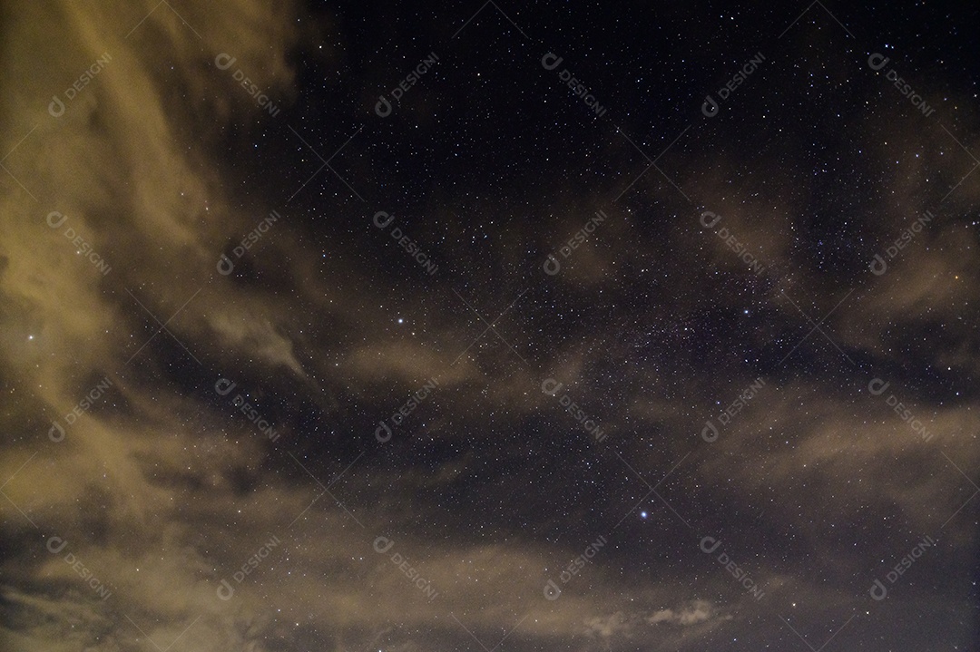 Céu, estrelas, nuvens à noite