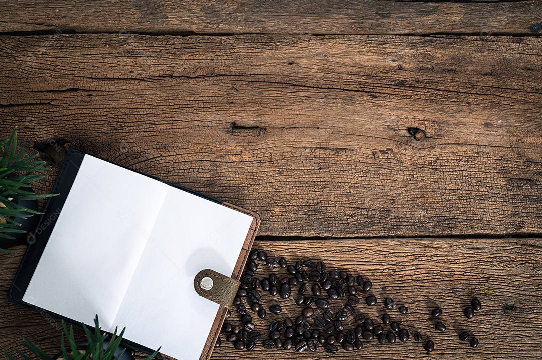 Livro de grãos de café na vista superior da mesa
