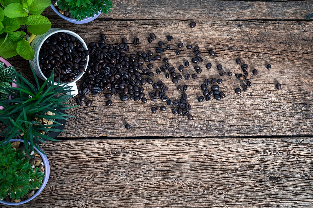 Canecas de café e grãos de café na mesa, vista superior