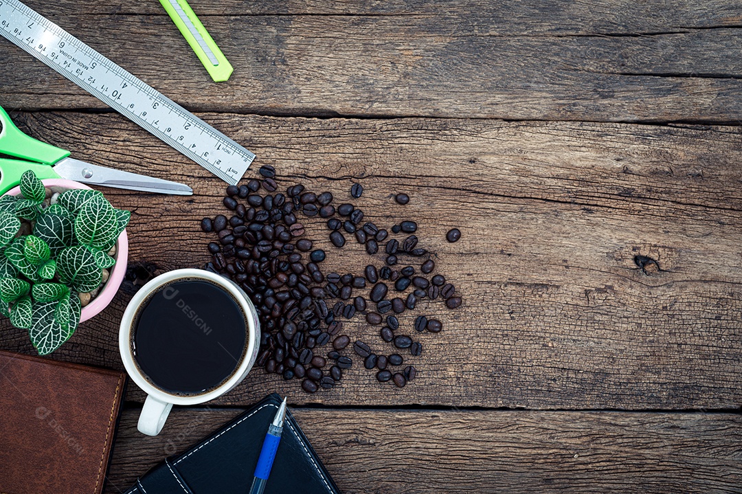 Canecas de café e artigos de papelaria Na mesa, vista superior