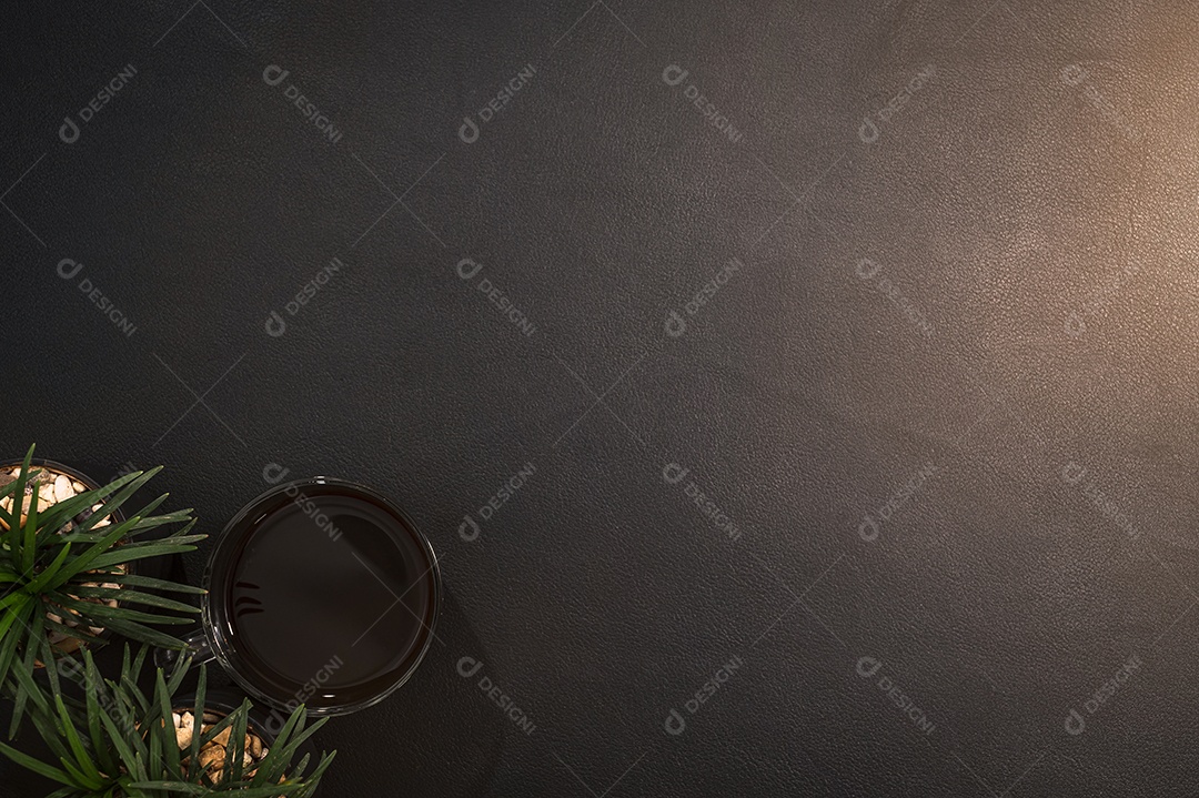 Xícara de café na vista superior da mesa