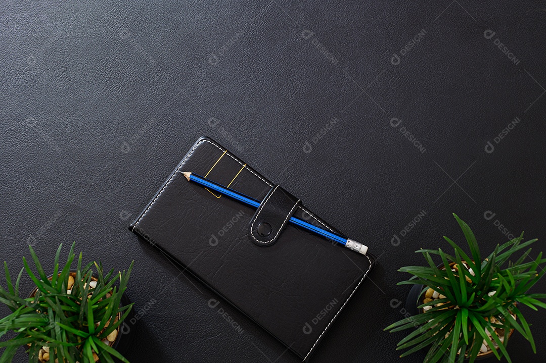 Livros e lápis na vista superior da mesa