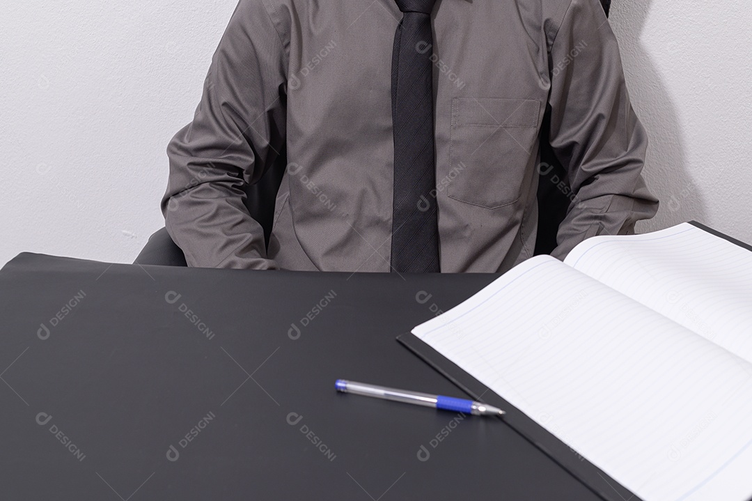 Empresário sentado em sua mesa em um escritório