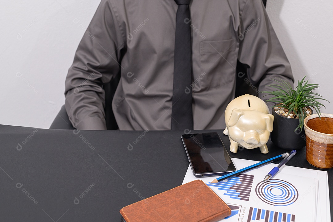 Empresário sentado em sua mesa em um escritório