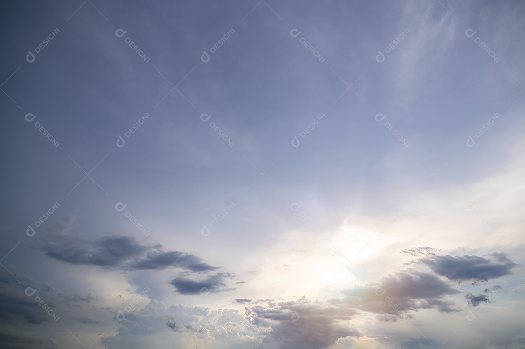 Céu e nuvens à tarde