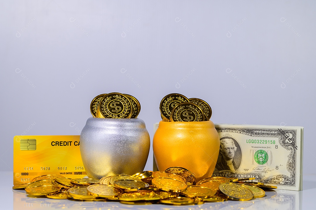 Conceito de economizar dinheiro, pilha de dinheiro cena de fundo branco