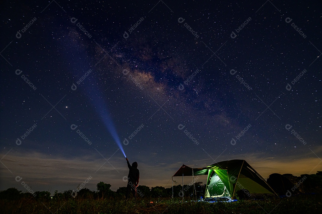 Monte uma barraca para observar a Via Láctea e as estrelas à noite