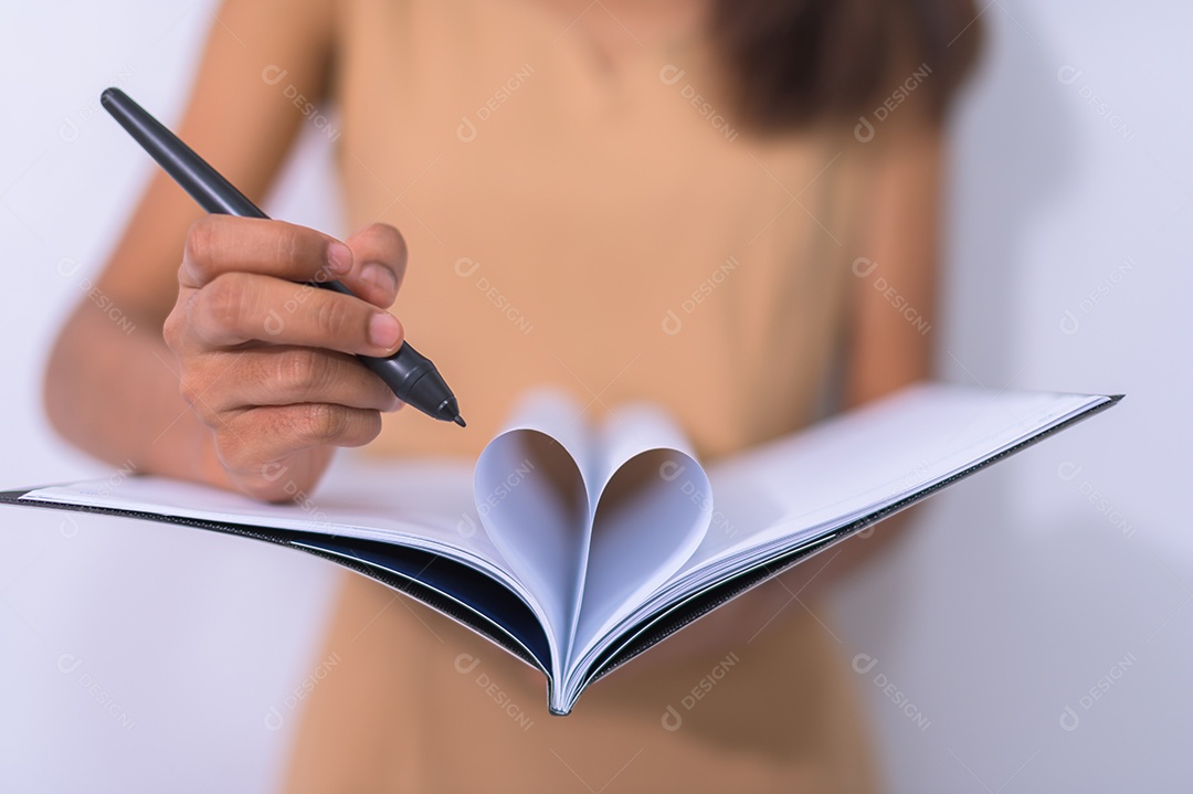 Conceito de mulher de negócios lendo um relatório e fazendo anotações em um caderno