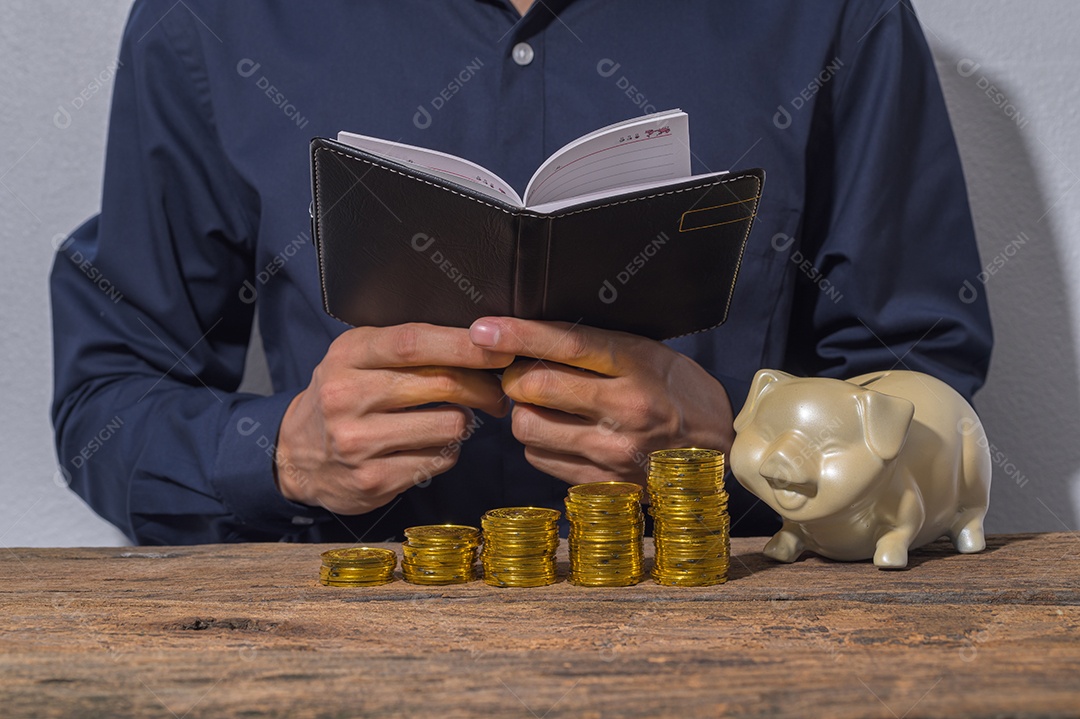 Empresário verifica documentos de contas e ideias de economia de dinheiro