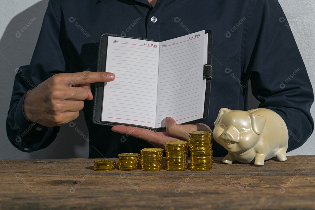 Empresário verifica documentos de contas e ideias de economia de dinheiro