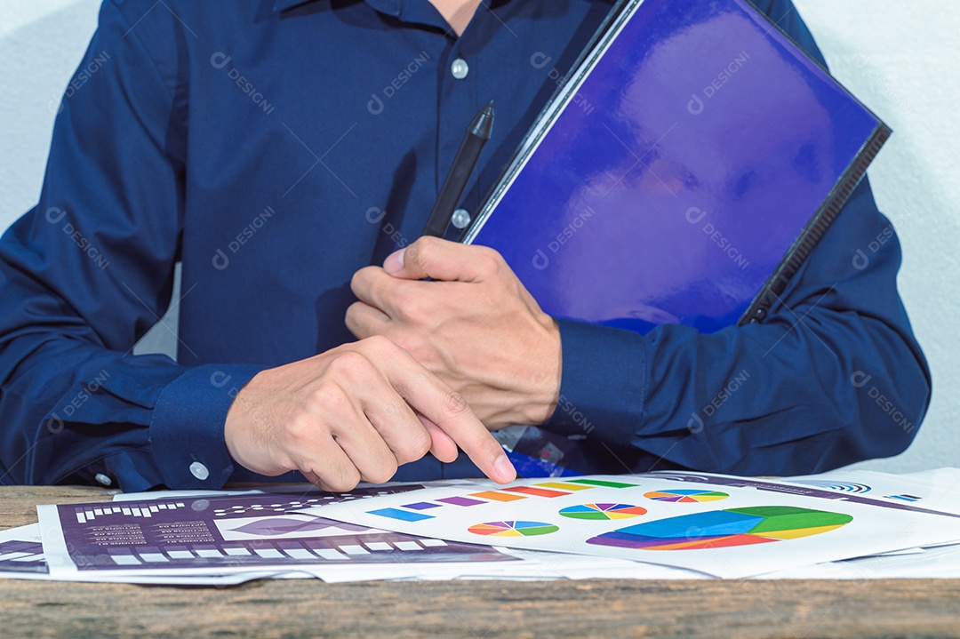 O homem de negócios verifica as contas e documentos sobre a mesa