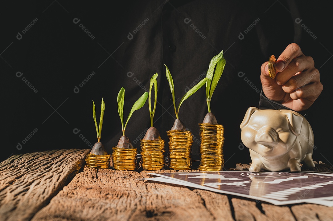 Homem com uma moeda em um cofrinho Com um gráfico de barras de moedas Crescimento nos negócios