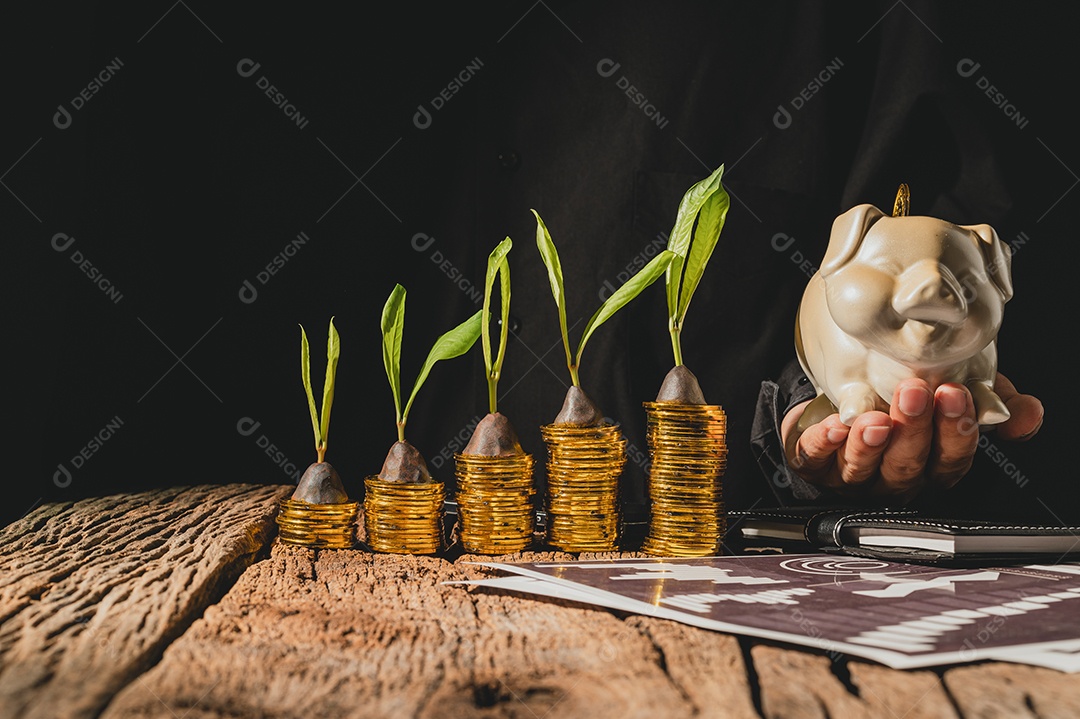Um homem com uma moeda em um cofrinho Com um gráfico de barras de moedas Crescimento nos negócios