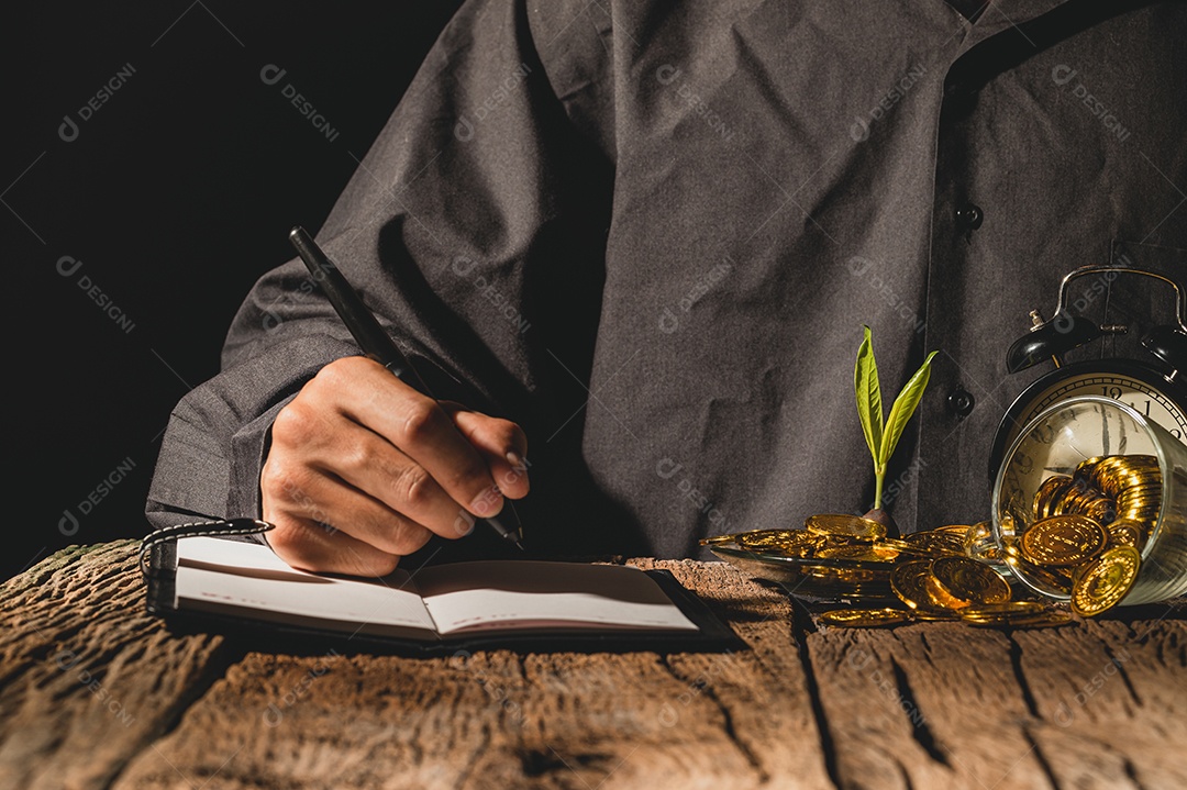 O conceito de pessoas de negócios e fazer anotações no caderno