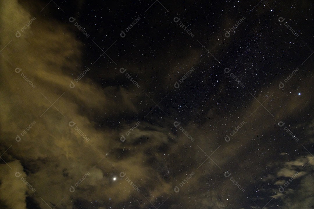 Céu, estrelas, nuvens à noite