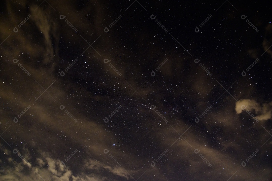 Céu, estrelas, nuvens à noite