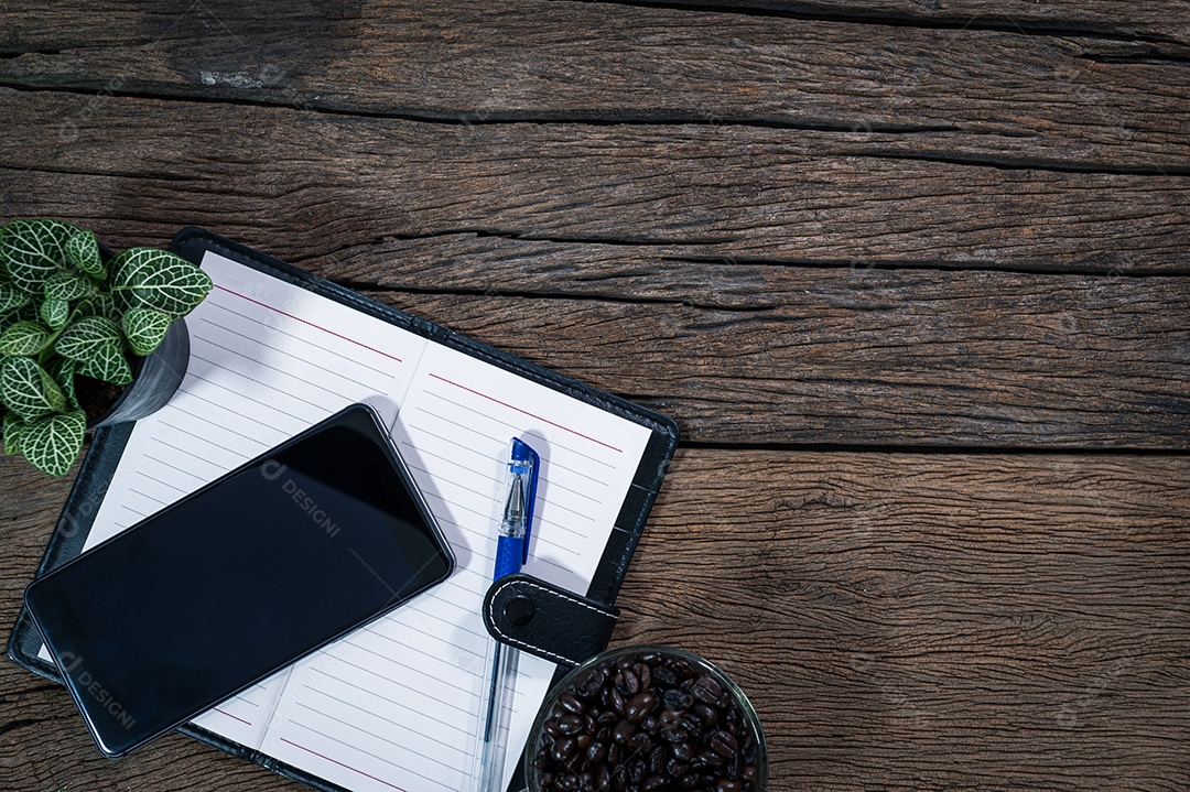 Bloco de notas de caneta de telefone inteligente de mesa de madeira