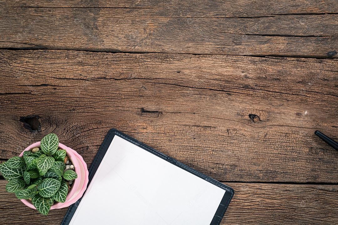 Blocos de notas são colocados em uma vista superior de mesa de madeira.