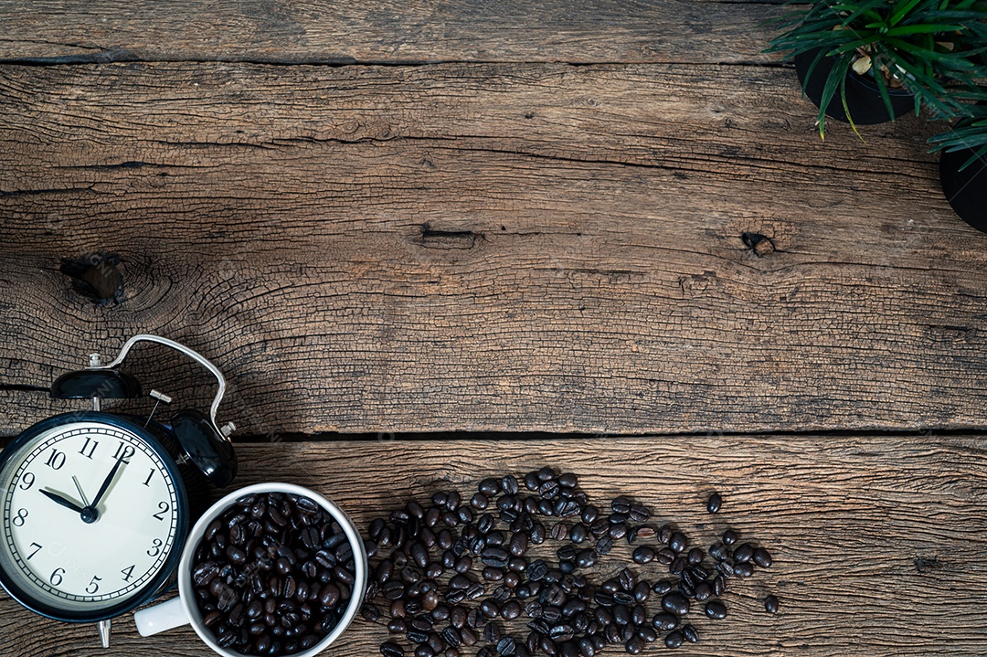Relógio de grão de café é colocado sobre a mesa