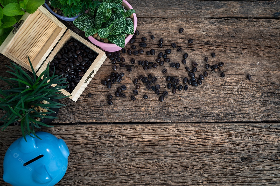 Caixa de grãos de café, notebook, relógio na mesa, vista superior