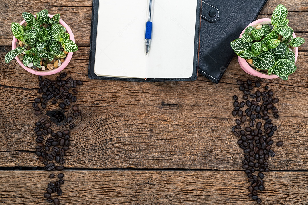 Cadernos e canetas na vista superior da mesa