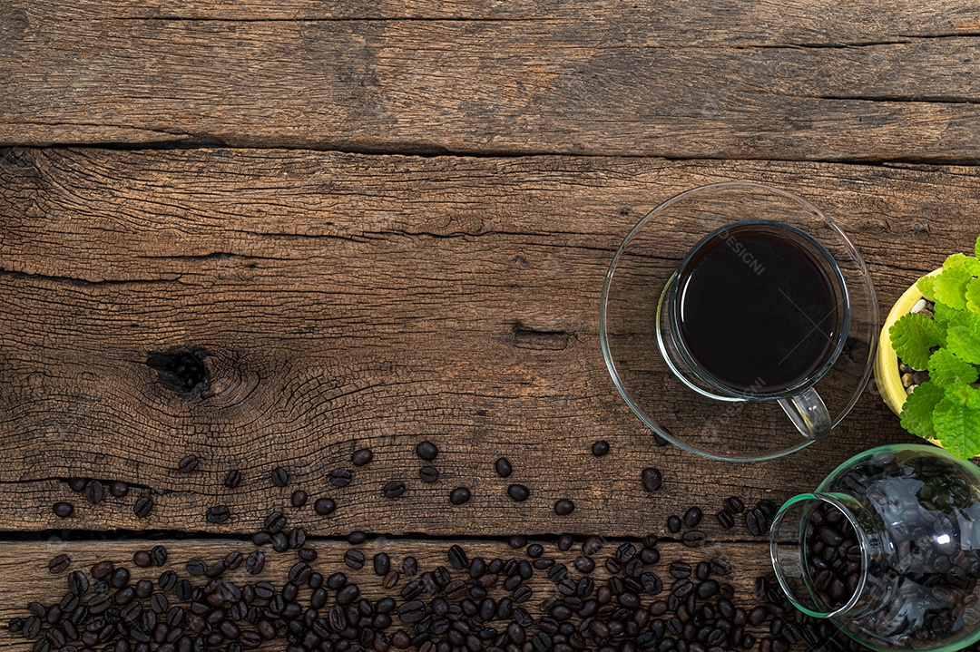 Xícaras de café e grãos de café Na mesa, vista superior