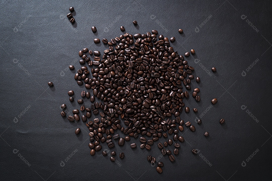 Grãos de café deitados na vista superior da mesa