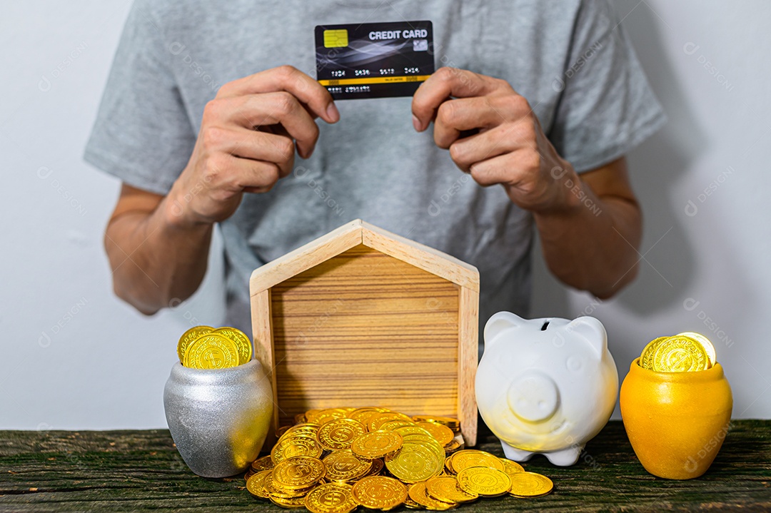 O conceito de um empresário crescendo para economizar dinheiro