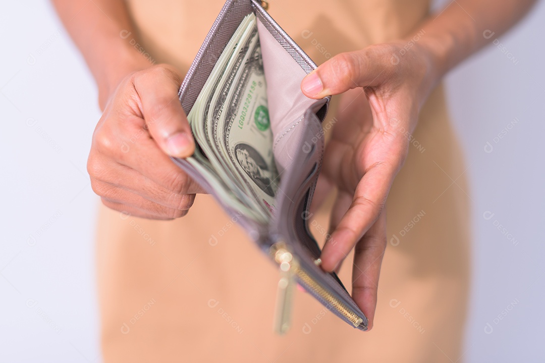 Mulher de negócios usando dinheiro