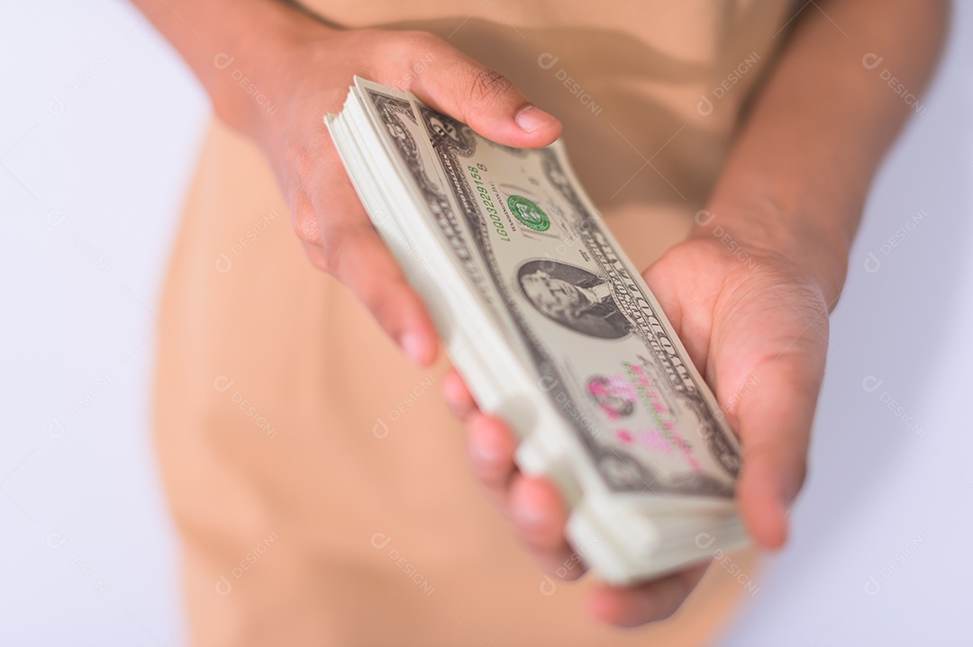 Ideia de mulher de negócios ganhando dinheiro e economizando dinheiro