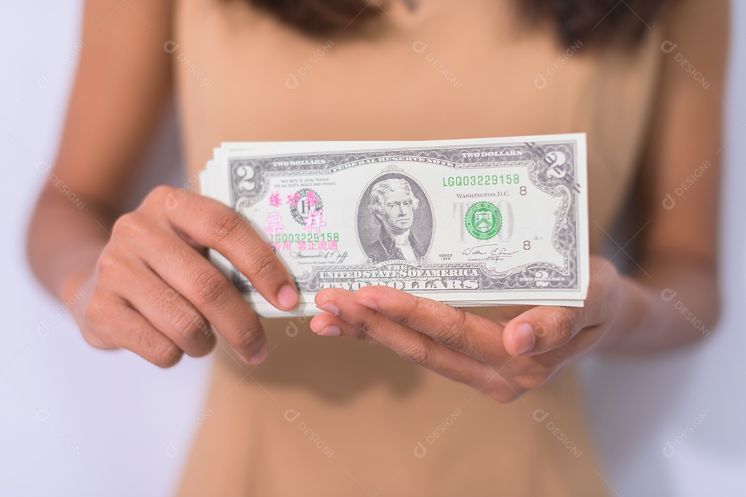 Mulher de negócios usando dinheiro