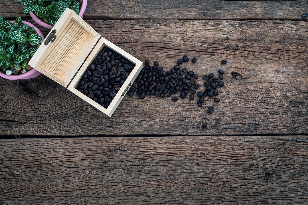 Caixa de grãos de café na mesa, vista de cima