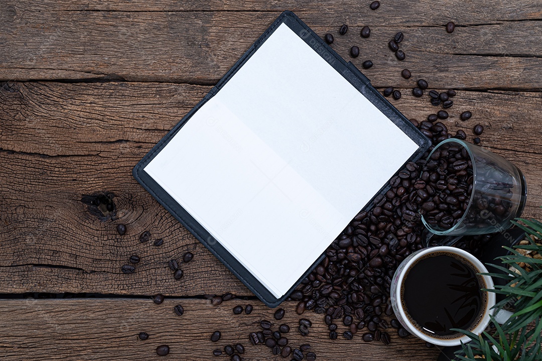 Canecas de café e livros de registro de grãos de café Na mesa, vista superior