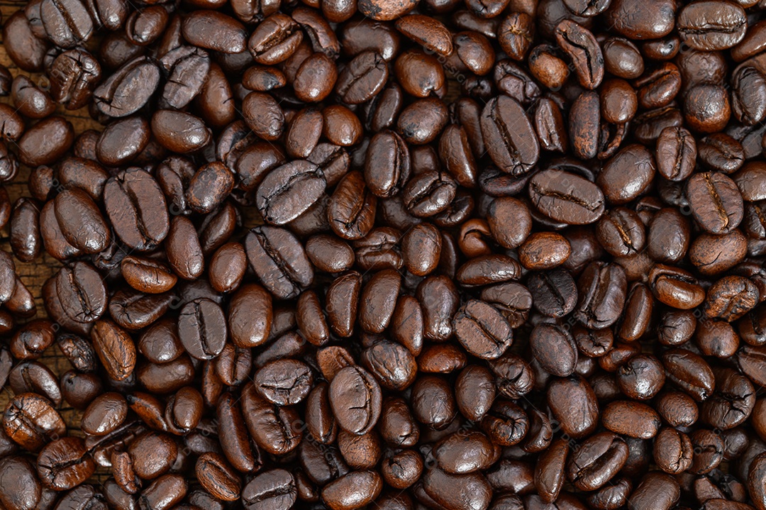 Caneca de café está nos grãos de café