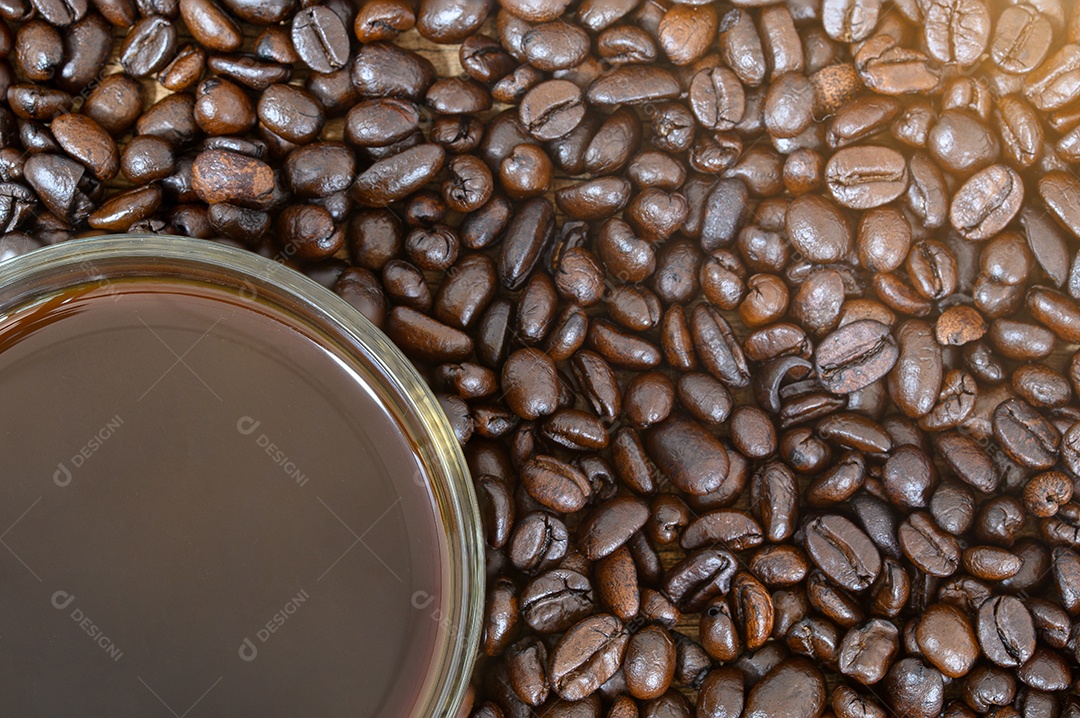 Caneca de café está nos grãos de café