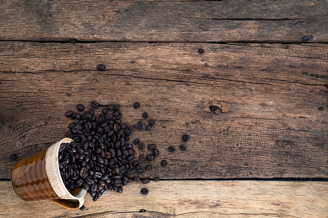 Grãos de café na mesa