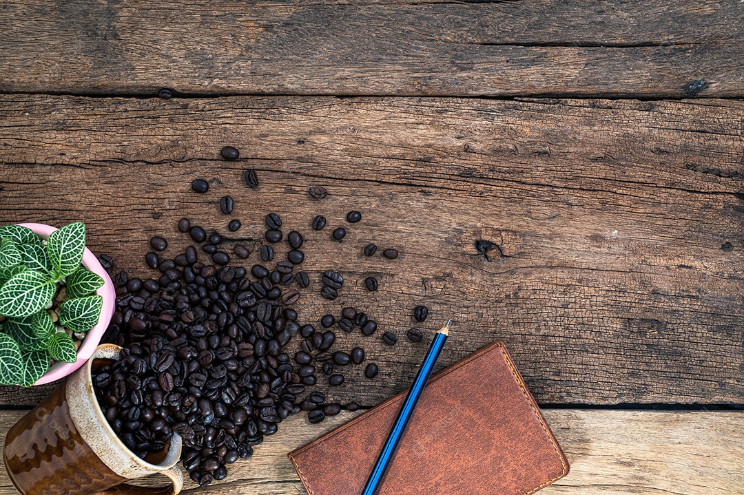 Grãos de café na mesa