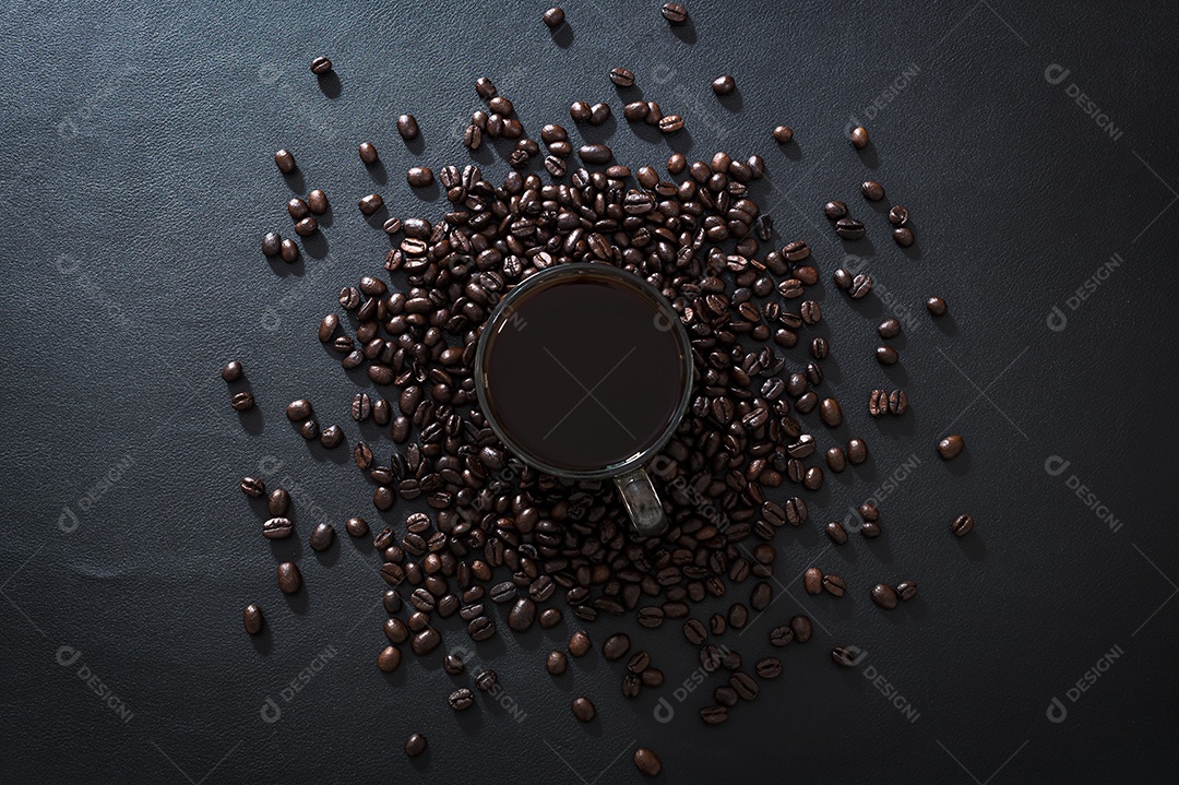 Grãos de café deitados na vista superior da mesa