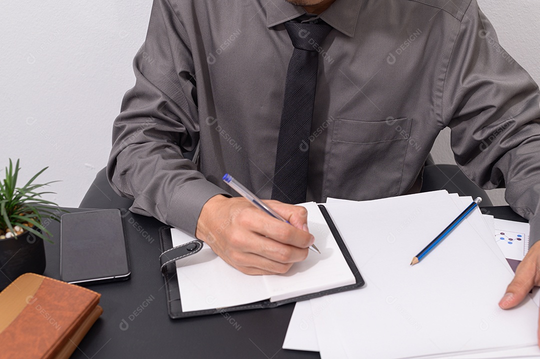 Pessoa de negócios verificam documentos em suas mesas