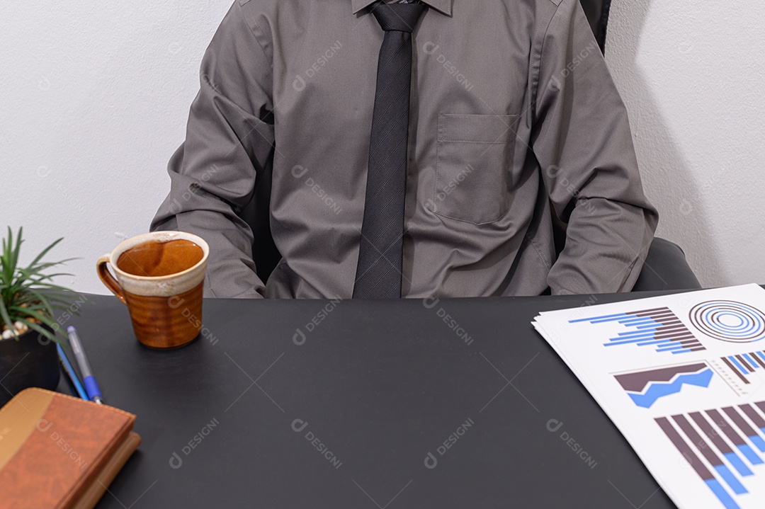 Pessoa de negócios bebem café em suas mesas